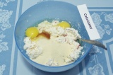 Шаг 3. Добавить яйца, манку и стевию.