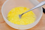 Шаг 3. Яйца разбить в миску, добавить соль и взбить вилкой.