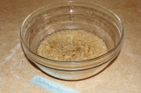 Шаг 2. Сыр натереть на мелкой терке и добавить в воду.