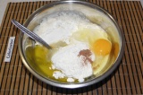 Шаг 2. В растопленное масло добавить яйца, сметану, просеянную муку, щепотку мус