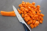 Шаг 1. Морковь очистить и порезать кубиками.