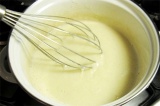 Шаг 4. Молоко вскипятить и влить в яичную смесь, варить до загустения.