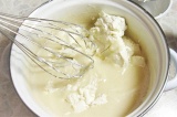 Шаг 5. В остывший крем добавить сыр рикотта, тщательно перемешать.