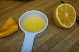Шаг 6. Из лимона выжать сок.
