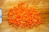 Шаг 3. Морковь мелко порезать.