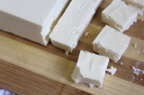 Шаг 4. Козий сыр порезать кубиками добавить к салату.
