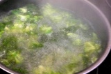 Шаг 2. Отварить брокколи в подсоленой воде.