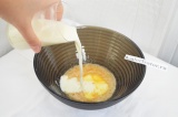 Шаг 2. В миску добавить 250 гр. молока, перемешать до однородной массы.