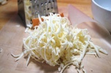 Шаг 1. Сыр натереть на мелкой терке.