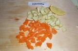 Шаг 1. Почистить и нарезать фрукты. Яблоки полить лимонным соком, чтобы не потем
