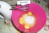 Шаг 2. Взбить миксером яйца с сахаром.