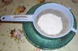 Шаг 8. Пока остывает кекс, можно приготовить глазурь. Просеять сахарную пудру.