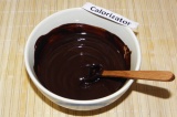 Шаг 8. 100 грамм шоколада растопить с маслом и дать слегка остыть, при этом пост