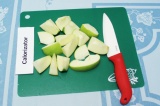Шаг 1. Яблоко порезать на кусочки.