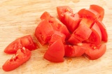 Шаг 8. Помыть и порезать помидоры крупными кусочками.