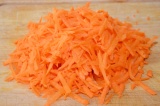 Шаг 4. Почистить морковь, натереть на крупной терке.