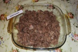 Шаг 9. В форму для запекания налить немного лукового соуса, на него выложить мяс