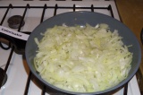 Шаг 2. Порезать лук полукольцами и обжарить на сковороде на растительном масле.