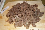 Шаг 8. Готовое мясо нарезать на небольшие кусочки.