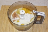Шаг 2. Замешать тесто из муки, сахара, яиц, молока и щепотки ванили и мускатного