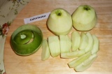 Шаг 7. Яблоки почистить, нарезать дольками.
