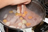 Шаг 1. Поставить варить курицу, морковь и луковицу. Добавить горошины перца и со