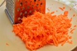 Шаг 4. Натереть морковь на крупной терке.