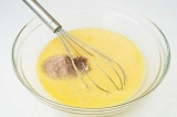 Шаг 4. Взбить яйца с молоком, добавить сухую смесь и маслины.