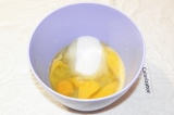 Шаг 1. Яйца взбить с сахаром и ванилью в очень плотную пену.