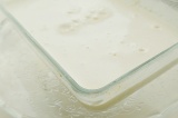 Шаг 7. Смазать форму сливочным маслом. Влить тесто.
