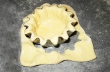 Шаг 9. Смазать формы маслом, разложить тесто. Обрезать тесто по форме.