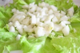 Шаг 4. Выложить груши и огурцы на листья салата в центр блюда.