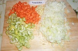 Шаг 2. Морковь, сельдерей, лук и чеснок нарезать.
