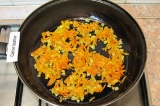 Шаг 4. На растительном масле обжарить лук и морковь до золотистого цвета.