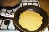 Шаг 9. На сковороде выложить половину картофельной массы, разровнять её по всей