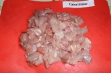 Шаг 1. Отделить куриное мясо от кости, порезать на кусочки.