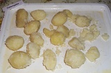 Шаг 5. На противень выложить картофель, посолить, поперчить и отправить в духовк