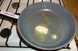 Шаг 1. Растопить сливочное масло на сковороде.
