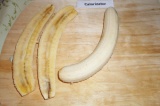 Шаг 2. У 2 бананов снять кожуру и каждый банан разрезать вдоль.