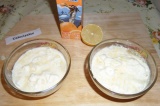 Шаг 7. Поверх мороженого налить апельсинового сока, выдавить лимонный сок.