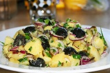 Готовое блюдо: картофельный салат с маслинами