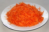 Шаг 3. Морковь натереть на терке.