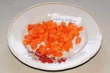 Шаг 3. Нарезать морковь мелкими кубиками.