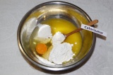Шаг 2. В растопленное масло всыпать сахар, муку, соду и вбить куриное яйцо.