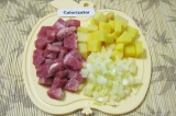 Шаг 1. Картофель, лук и мясо нарезать кубиками.