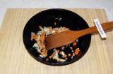 Шаг 7. Лук и морковь очень мелко нарезать и обжарить на оливковом масле.
