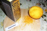 Шаг 4. На мелкой терке снять цедру с одного апельсина.