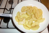 Шаг 4. Выложить порезанные яблоки, обжарить до карамелизации.