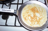 Шаг 5. Сковороду смазать растительным маслом и испечь тонкие блинчики.