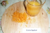 Шаг 7. Снять цедру с 1 апельсина, выжать из него сок. Сок процедить.